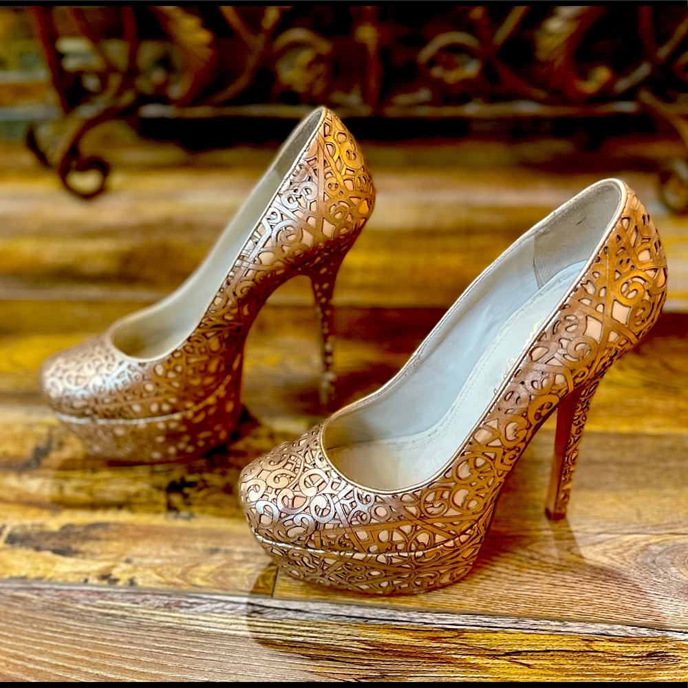 Alice and Olivia Gold Platform Heels Size 9.5 Run Small. Feel like an 8 …